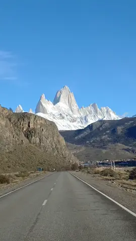 Llegando al paraíso 🏔🏔 📍El Chaltén - Patagonia Argentina 🇦🇷🇦🇷🇦🇷 #elchalten #patagoniaargentina🇦🇷 #parquenacionallosglaciares #aonikenk 