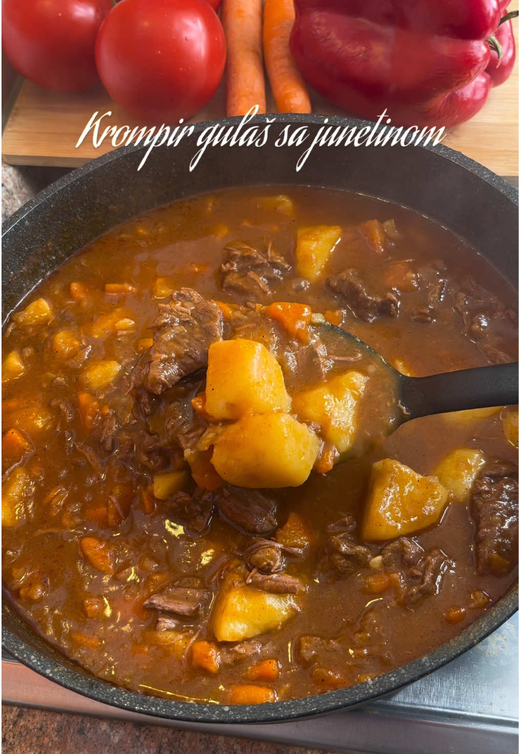 Krompir gulaš sa junetinom🤗 550gr junetine 3 veće glavice luka 5 čenova belog luka 1 kašičica soli 1 kašičica vegete pola kašičice bibera 2 kašičice paprike 1 kašika paradajz paste 2 lovorova lista 3 krompira srednje veličine 1 veća mrkva malo ulja ili masti Postupak: Na malo ulja propržiti sitno iseckan luk dok ne omekša, a zatim dodati mrkvu i dinstati još 10ak minuta. Nakon 10ak minuta dodati beli luk i meso i nastaviti dinstanje još 10ak minuta, a zatim dodati začine. Kada dodate začine sve dobro promešati i dodati oko 1,2l vode i kuhati oko 40ak minuta uz povremeno mešanje i dolivanje vode po potrebi kako se ne bi previše ukuhalo.  Nakon 40min dodati krompir naseckan na kockice, oko 300ml vode, lovorov list i paradajz pastu i nastaviti sa kuhanjem dok meso ne postane mekano i u fazi raspadanja (po potrebi dolivati vodu u toku kuhanja). Prijatno! 🤗 #gulas #recepti #ivaninkutak #kuhajsaivanom 