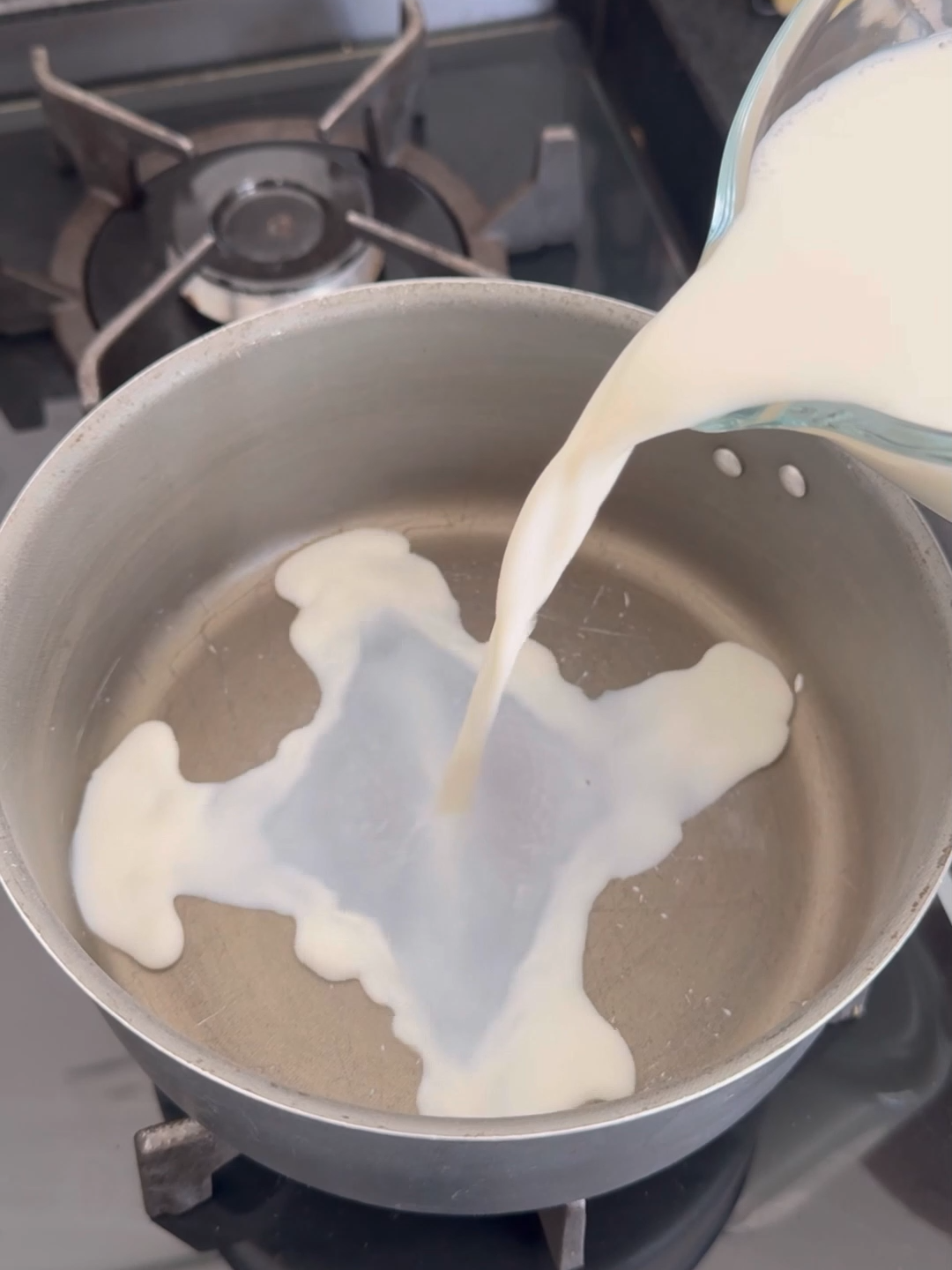 Misture leite com cúrcuma e canela