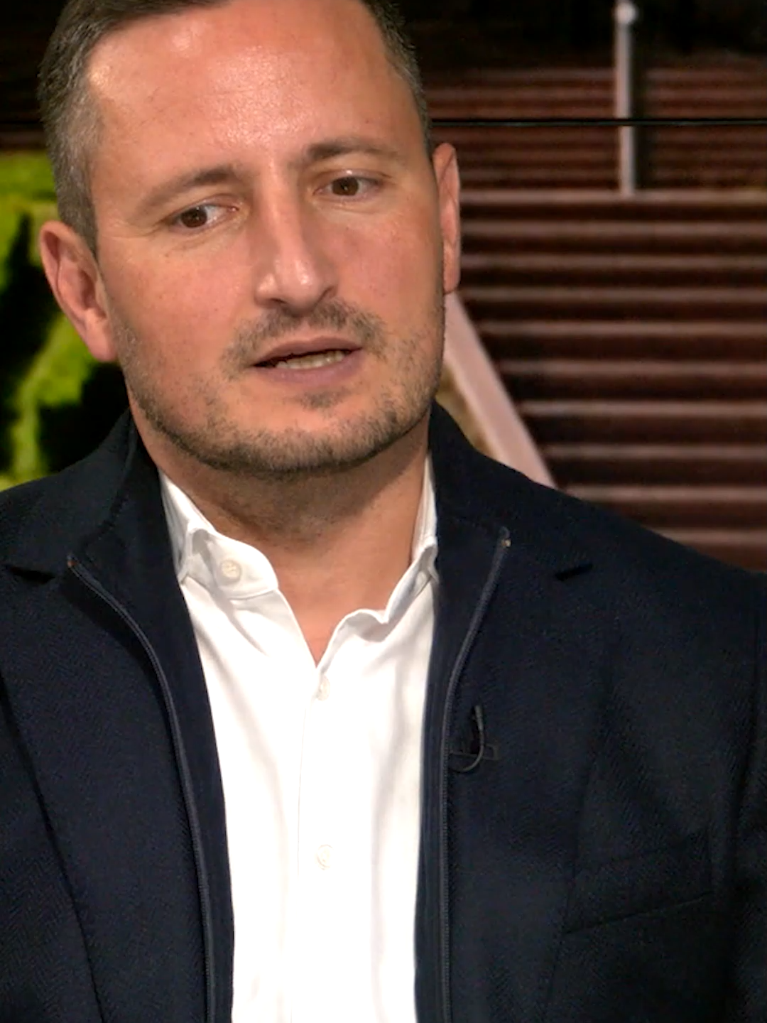 Nicu Ștefănuță a vorbit la Euronews de modul în care rușii folosesc o retorică de intimidare și victimizare. „Rușii au un stil ca bătăușii de la bloc care te împing pe scări și după te întreabă unde te grăbești. Ei provoacă și tot ei se victimizează. Vedem și la ONU, ce a spus Lavrov astăzi că statele NATO sunt agresive și provoacă durere. Din păcate, retorica asta prinde exact pe fondul ăsta de frică, când oamenii spun: mai bine să stăm noi să fie bine, să fie pace. ”, a menționat europarlamentarul.