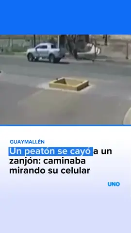⭕ EN LAS CORTADERAS -Un joven que caminaba con su celular cayó a un zanjón en la entrada de un barrio en Guaymallén, hecho que quedó registrado por las cámaras de seguridad. - En las imágenes se lo ve caminar hasta que, de repente, desaparece al precipitarse en el desnivel. Afortunadamente, pudo salir por sus propios medios sin lesiones de gravedad. - Tras el episodio, los vecinos reclamaron medidas de seguridad más profundas para evitar futuros accidentes, especialmente considerando el riesgo para niños y adultos que circulan por la zona.