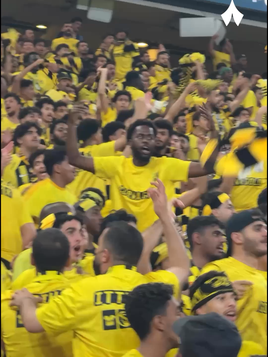 رغم التأخر بالنتيجة.. جماهير الاتحاد تواصل المؤازرة 👏🏻  ⁧#الاتحاد_النصر #الكلاسيكو_على_ثمانية‬ #thmanyahsports #sportsinsaudi