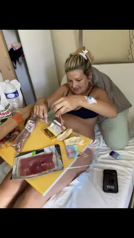 Pov : 9 mois sans manger du jambon cru et là quand ta fille accouche enfin  elle revit….#manger #naissance #jambon 