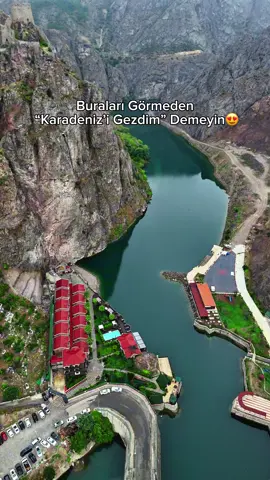 Buraları Görmeden “Karadeniz’i Gezdim” Demeyin😍 Daha fazla keşif için @hasanugun_official ‘ı takip edin🦋 Yeşilin binbir tonu, bulutların üzerine uzanan yaylalar ve saklı kalmış köyleriyle Karadeniz, keşfetmek için sizi bekliyor☺️ Doğanın büyüsünü hissedeceğiniz bu rotalar, hafızanıza kazınacak manzaralar sunuyor☺️ 📍Karadeniz’in En Özel Durakları 🎥@hasanugun_official 🎶French Fuse - Space frenchfusemusic