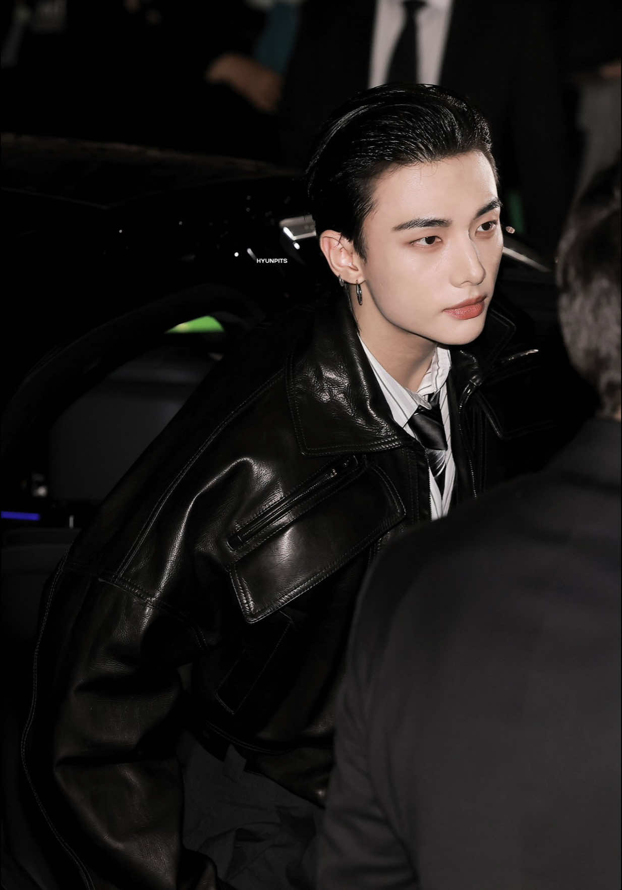Seeing my bias this close is so breathtaking 😭😍🤍 #hyunjin #straykids #hyunjinxversace #versacess26 #kpopfyp 