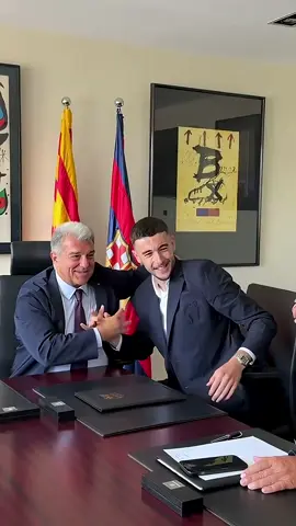 El nuevo portero del 𝗕𝗮𝗿𝗰𝗮 recibió un golazo cósmico desde 40 metros  #futbol #barcelona #parati #viral #fyp 