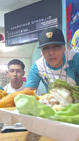 Cliente satisfecho recibiendo su dosis en la @Cevichería Delicias Del Mar con @El Loco pez 