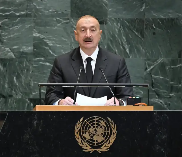 İlham Əliyev BMT-də boş zala xitab etdi Camaatı da aldadır ki, Nyu Yorka mühüm dövlət tədbirinə gedib. Əslində isə külfətini yığıb aparıb Nyu Yorka gəzməyə.   Sonra da gedib BMT-də bom-boş zalın qarşısında Bakıdan özü ilə  apardığı 5 nəfərə Statistika komitəsinə bircə dəfə göz ağartmaqla  Azərbaycanda işsizliyi necə 5 faizə endirməsindən danışıb.  Boş zal fotolarını isə nə xarici agentlər, nə də paparasilər çəkib.  Sağ olsun  Mehriban xanım ki, bu boş zal fotolarını xalqımızla paylaşıb. Məhz onun sayəsində biz də xəbər tutmuşuq ki, deyilənə görə  xarici siyasəti mükəmməl olan İlham Əliyevi BMT -də Qərb də Şərq də, üstəlik Cənub və Şimal da eyni vaxtda boykot edib.