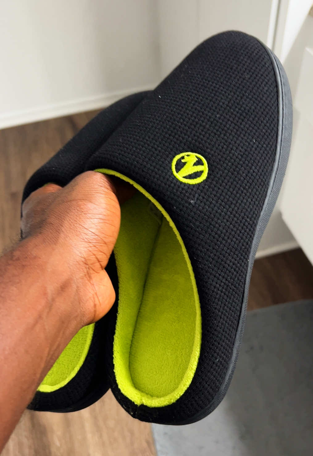 🔥Vibrant and comfortable slippers for men and women!💯 #slippers #houseslippers #houseshoes #menhouseshoes 