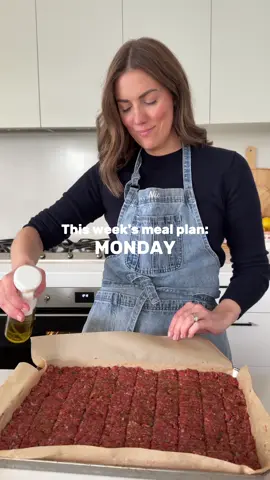Meal planning isn’t about being rigid – it’s about making life easier. With a plan, dinner stops being stressful and starts being simple. This week I’ve lined up 7 recipes that tick every box: quick, budget-friendly, and guaranteed to keep the family happy. Less stress, less waste, more dinners sorted. 🙌🏻 Juicy Oven-baked Beef Kebabs Chicken Schnitzel with Creamy Mushroom Sauce One-pan Baked Chicken and Gravy Miso Salmon Ramen Noodles Creamy Parmesan Chicken Pasta Shepherd’s Pie Drunken Noodles Find all of these recipes on my website (link in bio)! https://simplehomeedit.com/recipe/meal-plan-48/ #DinnerIdeas #familydinner #EasyRecipes #recipeinspo #Recipe      