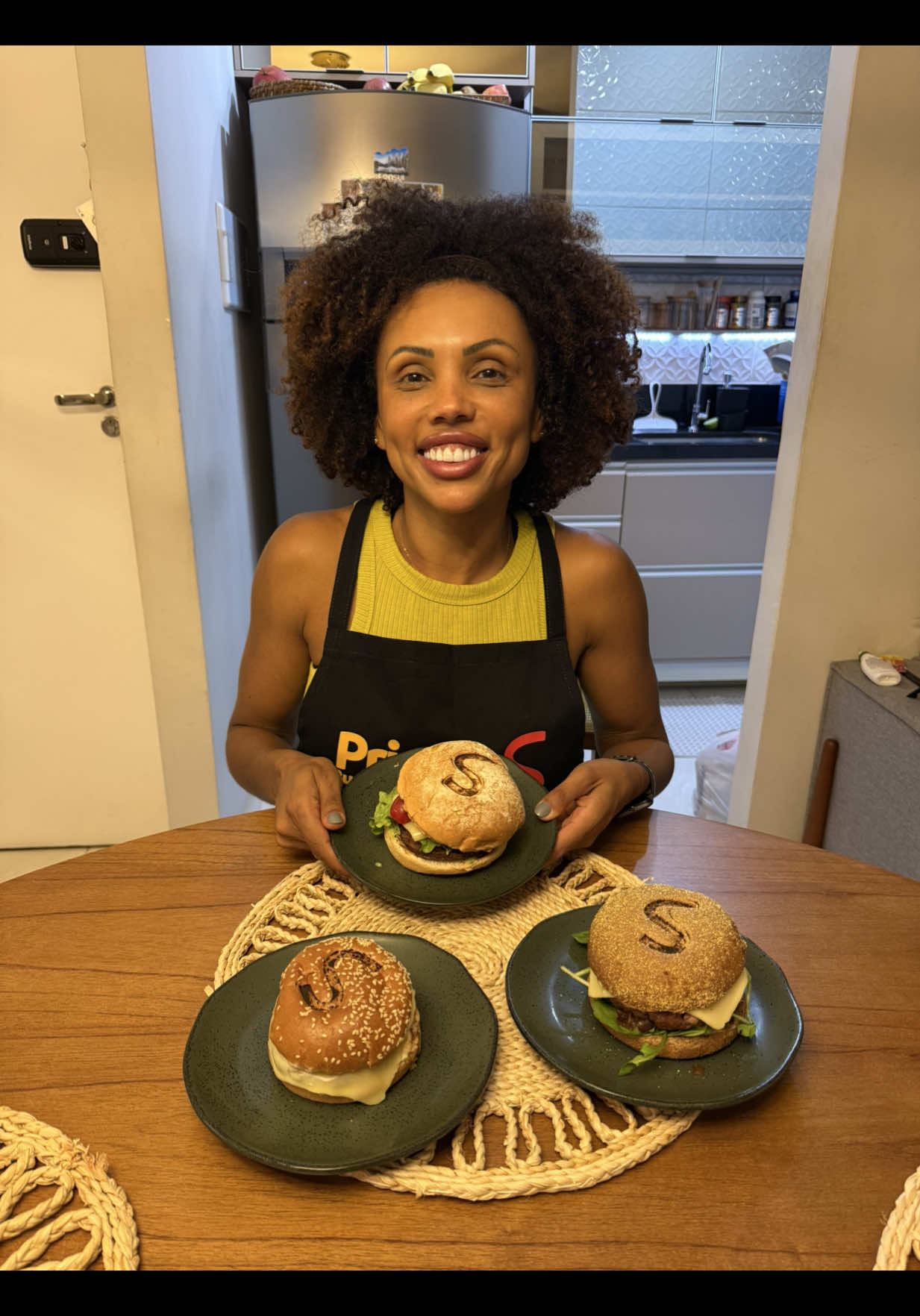 ✨ Hoje a Pri’s Burger abriu só pra família! 🍔  Cada um montou seu Pop Burger @Sadia do seu jeito… mas no final rolou plot twist 👀😂 ninguém ficou com o próprio lanche! O que não muda é que com o Pop Burger Sadia é sempre fácil, prático e gostoso:  100% bovino e nada mais ✔️  você tempera ✔️  dá pra fazer até na airfryer ✔️ 👉 Já pensou ter sua lanchonete em casa também? Corre garantir o seu Pop Burger Sadia personalizado com o seu nome 👇 #SeuDiaPedeSadia #PopBurgerSadia #Publi #Sadia