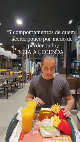 1 - Diz “tá bom assim” mesmo sabendo que não está.  2 - Trabalha o dobro e recebe a metade sem reclamar.  3 - Aceita desrespeito e chama de “jeito da pessoa”.  4 - Abaixa a cabeça em vez de colocar limite.  5 - Finge gratidão enquanto engole frustração.  6 - Se convence de que qualquer coisa é melhor do que nada.  7 - Vive com medo de dizer não e acabar ficando sem nada.  Não esqueça de seguir @alvaroamorimeng