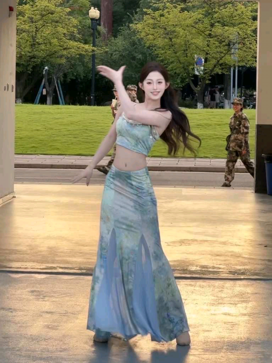 孔雀南飞～#彩云之南 #傣族舞 #民族舞 #操场上从来不缺舞者 