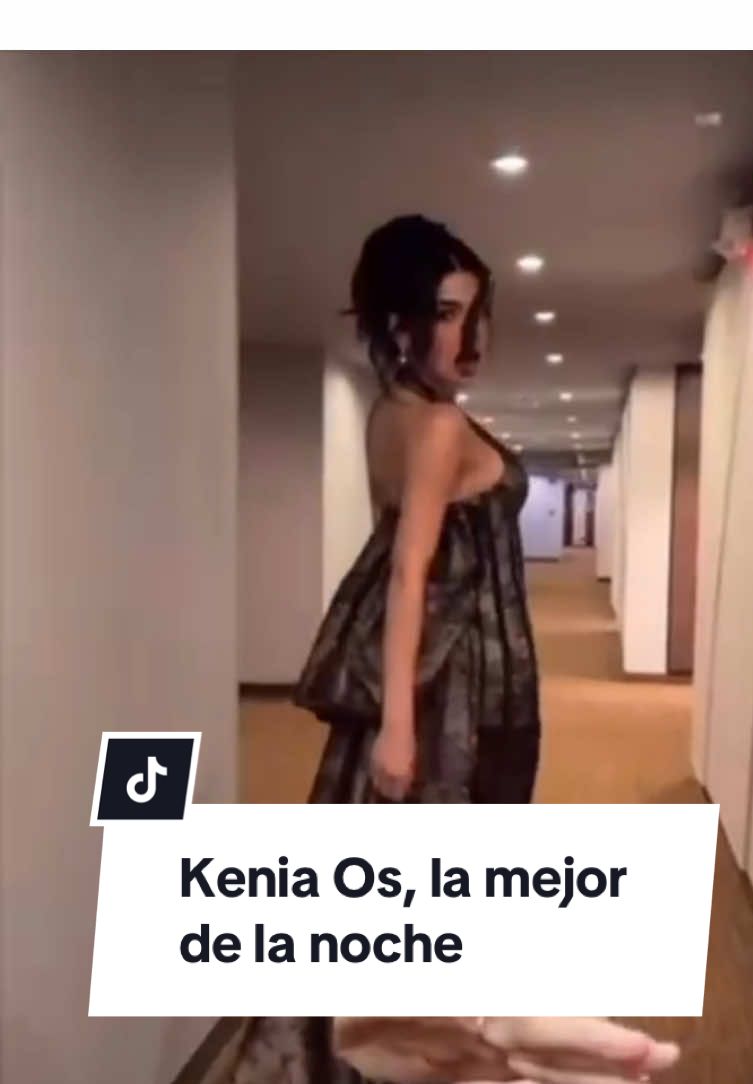 En los @Premios Juventud vimos de todo: transparencias, muchas jugaron a lo seguro… y algunas pensaron que estaban en los Grammys 🤭 Pero para mí, la reina de la noche fue @KeniaOs 👑 Sorry si no coinciden… ¡mi opinión no es personal, es sin rodeo! 😅 ¿Quién fue su favorita? #PremiosJuventud #FashionReview #Looks #JomarGoyso #keniaos