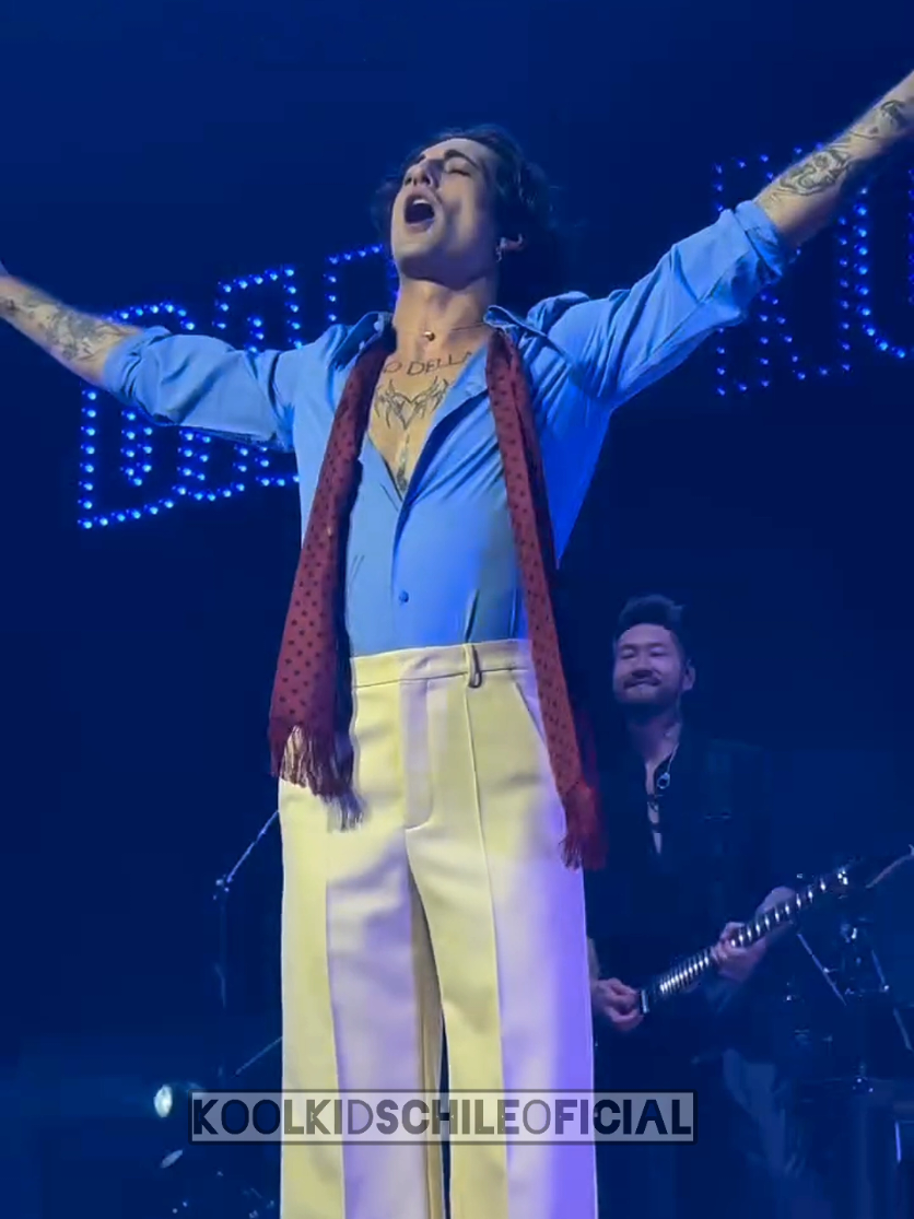A pesar de lo que sea su sonrisa nunca falta! @Damiano David  gracias por el artista que eres! 🫶👏👏👏👏❤️ Adidas Arena Paris/ 26 Sept. 2025 #damianodavid #singer #paris #concerts #❤️ 