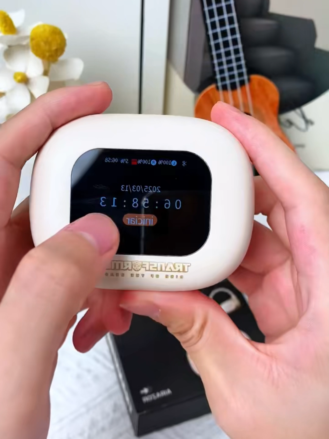Mude de música direto na case. Sem tirar o celular do bolso. Toque, pause, atenda chamadas e veja a bateria na tela. 🛒 NexStoreBr.com | 🎟️ Cupom NEX10 | ⚠️ Estoque limitado