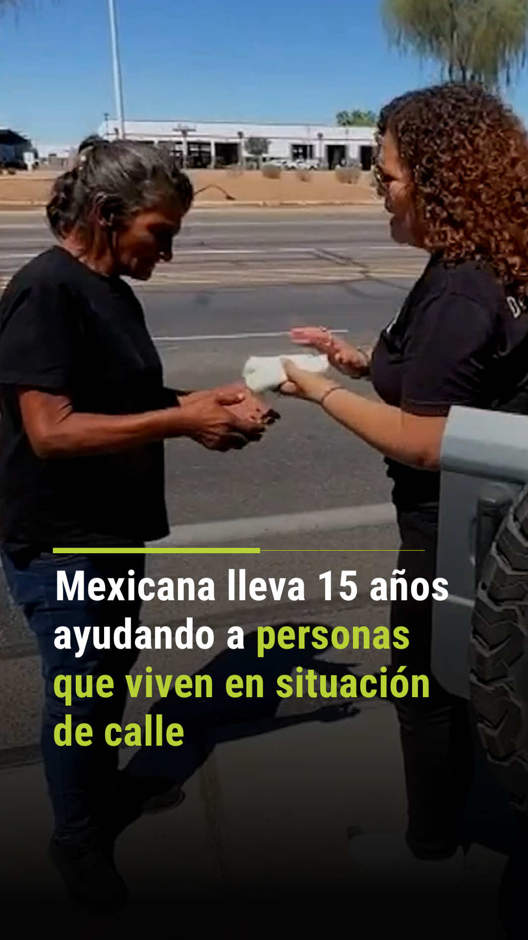 ➡️ Esta mexicana lleva 15 años ayudando a personas que viven en situación de calle en Arizona. Nayeli Olvera se despierta temprano todos los días para llevar agua, comida y ropa a personas que viven en las calles de Phoenix. Ella cruzó la frontera cuando era niña y asegura que la bondad la aprendió de su padre. 📺 No te pierdas Primer Impacto de lunes a viernes a las 5pm/4C por univision. #Phoenix #Ariziona #hispanos #PrimerImpacto 