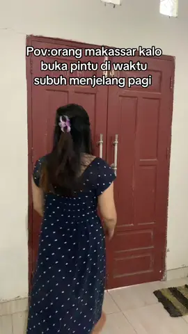 Harus di belakang pintu selama beberapa detik , katanya supaya tidak berpapasan sama mahluk halus 🤭#kataorangtuadulu #orangmakassar 