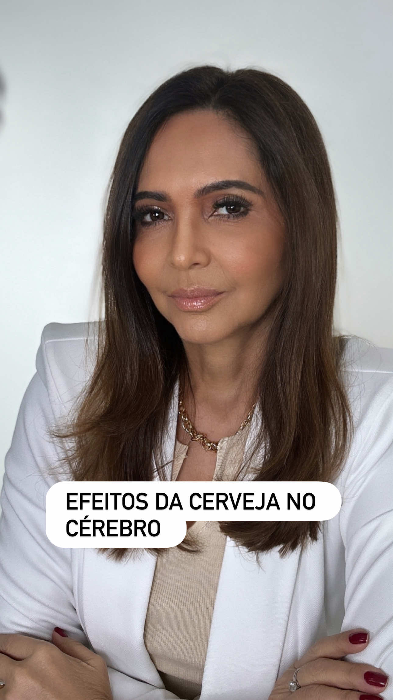 Em um estudo com 36.678 adultos de meia/terceira idade, o consumo pesado de álcool foi associado a atrofia cerebral generalizada, perda neuronal e enfraquecimento das fibras de substância branca, especialmente em regiões frontais, hipocampais e cerebelares.   	•	Outro estudo clínico observacional mostrou que mesmo consumo moderado está associado a atrofia do hipocampo, confirmando que não apenas os casos extremos sofrem danos.   	•	Em modelos animais, após período de abstinência, persistem déficits comportamentais e alterações de circuitos cerebrais ligados à tomada de decisão, sugerindo que os efeitos não são imediatamente reversíveis.   	•	Em pacientes com alcoolismo, já foi documentada a síndrome de Wernicke-Korsakoff, caracterizada por graves alterações de memória, confabulação e déficits cognitivos, resultantes de dano neurológico e deficiência de tiamina.   	•	Revisões de literatura já apontam que o risco de déficits cognitivos, demência e outras doenças neurológicas aumenta com o tempo e a intensidade do consumo de álcool.   ⸻ Consequências neurológicas e funcionais 	•	Déficits de memória episódica e de trabalho: dificuldade em armazenar, acessar ou reter novas informações. 	•	Comprometimento executivo: problemas de planejamento, impulsividade, tomada de decisão inadequada. 	•	Alterações emocionais e comportamentais: irritabilidade, alteração de humor, desinibição social. 	•	Risco aumentado de demências: uso abusivo de álcool é reconhecido como fator de risco para demência alcoólica, Alzheimer e condições mistas. 	•	Possível irreversibilidade parcial: embora haja plasticidade cerebral, danos estruturais severos podem não ser totalmente reversíveis, especialmente nos casos de uso prolongado e intensivo.