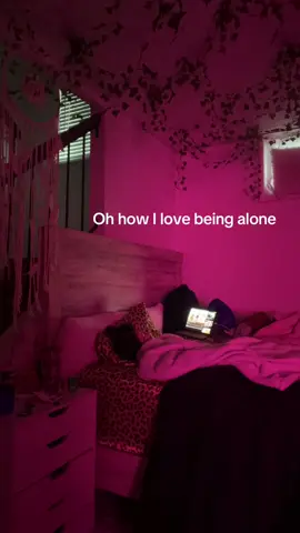 Forever in love with my own solitude. 