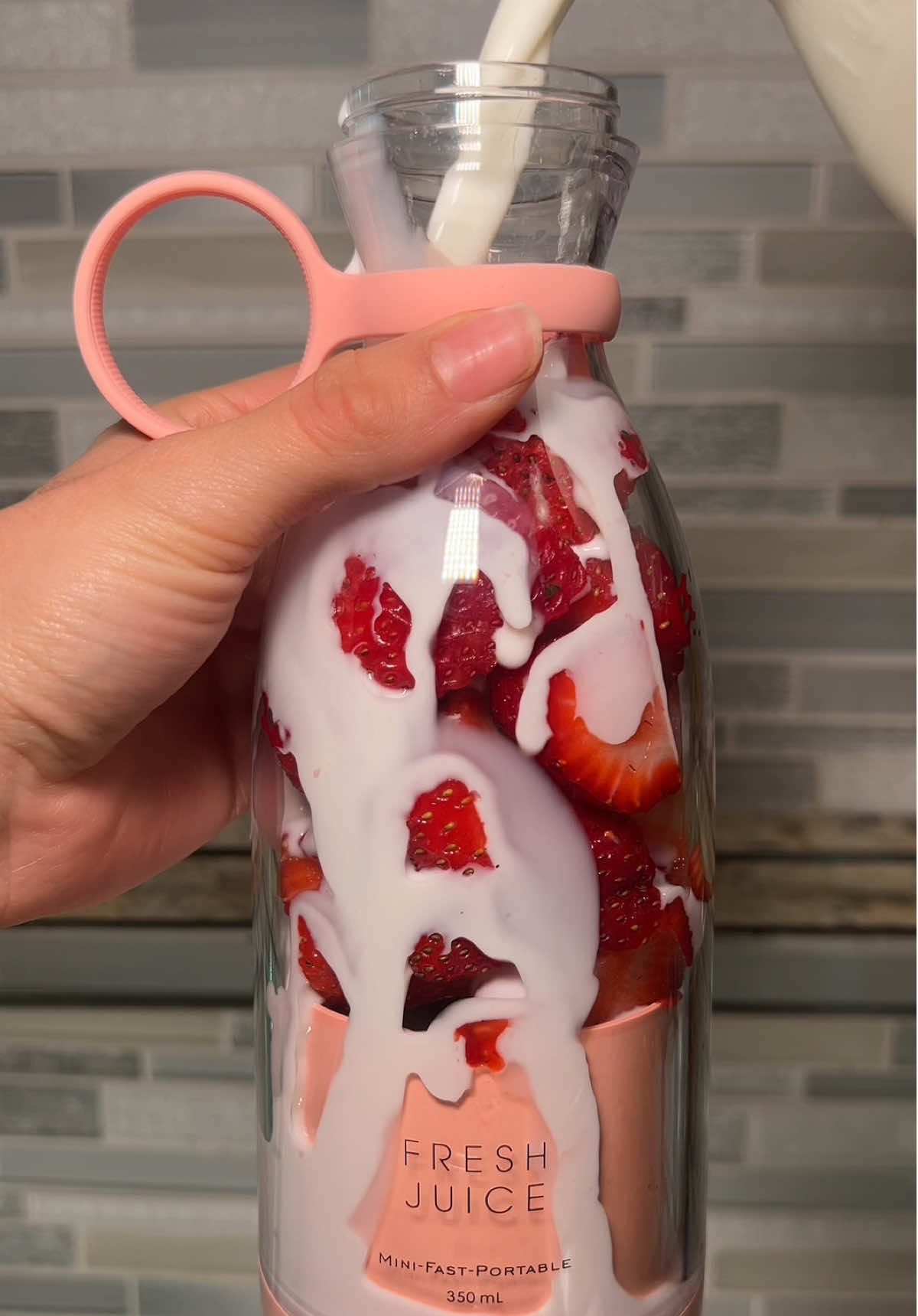 Strawberry milk 🍓🥛 #freshjuice #smoothie #milkshake #portableblender #foryoupage 