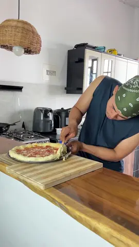 Rica pizza casera con pepperoni.