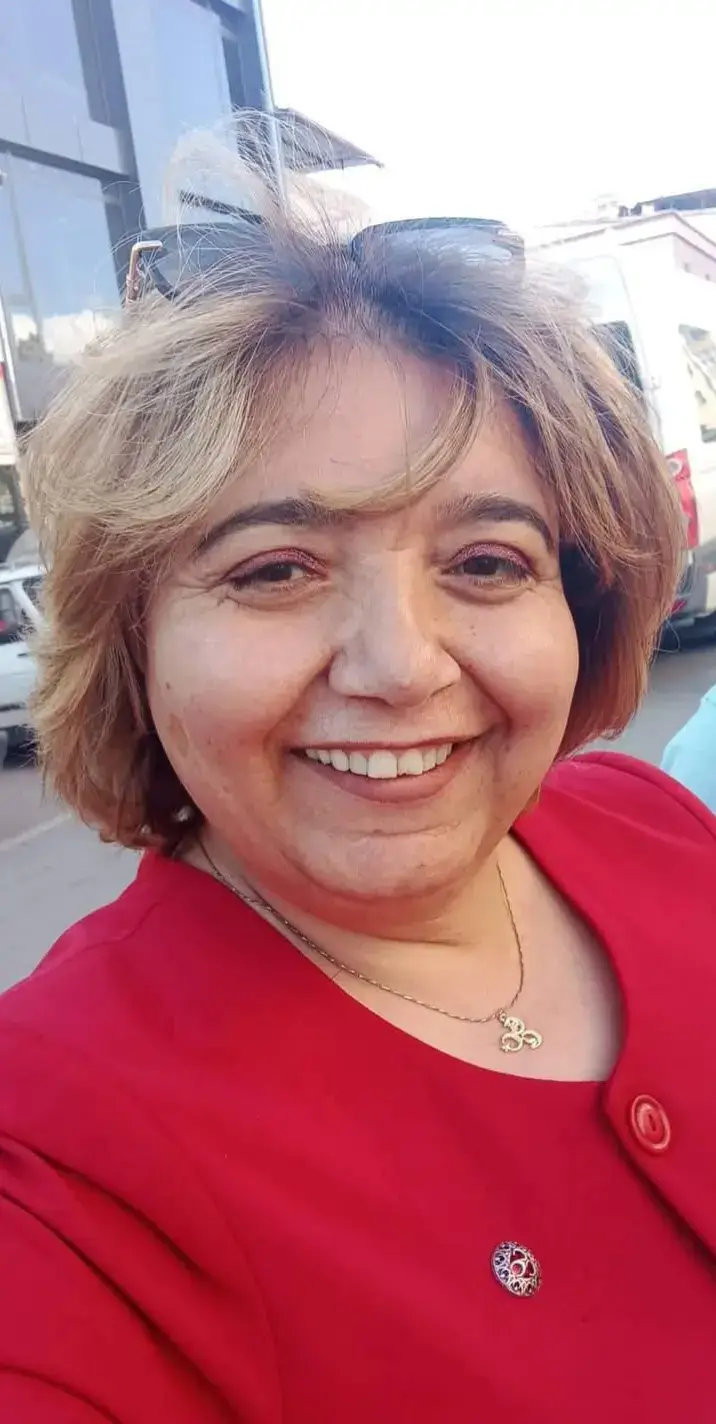 Demli çay içen insana karşı şairliğe kalkışma, Senin Yazmaya çalıştığını O zaten demlemiştir be usta.