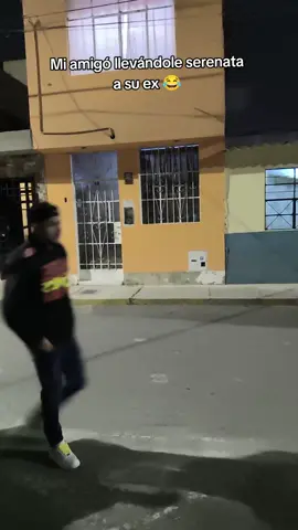 Llevando serenata 😂