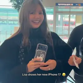 Lisa shows her new IPhone 17  😂 #lisa #lalisa  #LVSS26 #LISAxLouisVuitton #fyp 