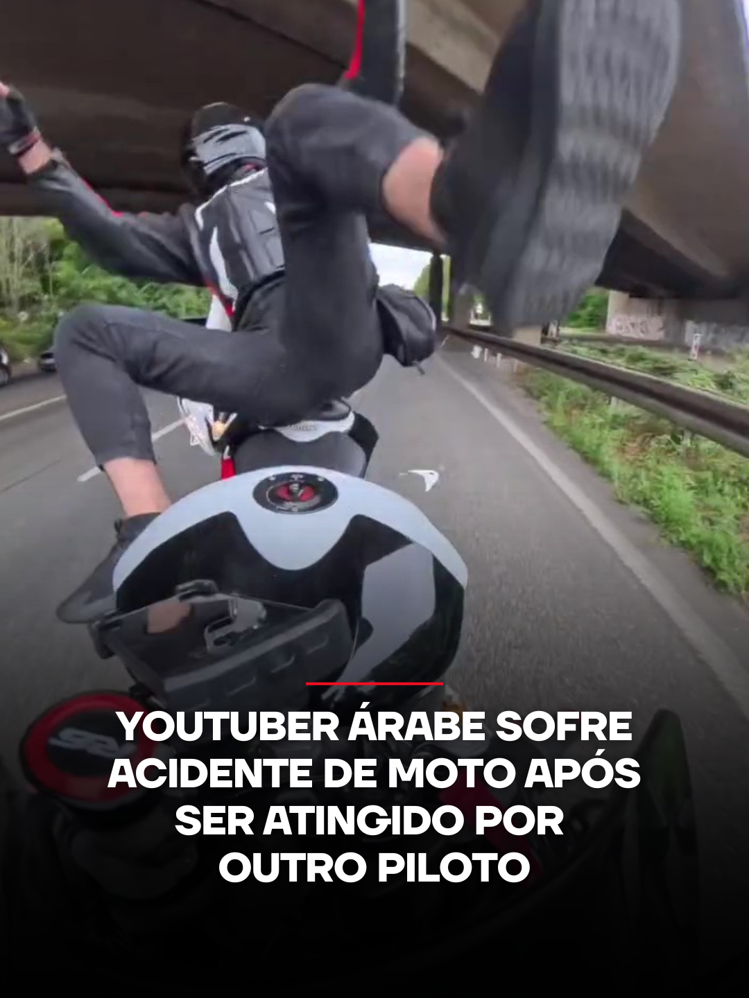Um acidente de moto envolvendo um youtuber árabe chamou atenção nas redes sociais. As imagens compartilhadas pelo influenciador mostram o momento em que ele é atingido na traseira por outro motociclista, provocando uma colisão com uma terceira moto, que também derruba seu piloto.  Apesar do susto e do impacto, o youtuber tranquilizou os seguidores, afirmando que todos os envolvidos saíram ilesos. Ele ainda agradeceu pela proteção recebida, dizendo: “Louvado seja Deus”. 🎥 Créditos: Reprodução/Instagram/ @osamaaldiabofficial 📺 Confira na JP News e Panflix 📌 Siga o nosso perfil @jovempannews #Acidente #JovemPanNews #Moto #Youtuber #Árabe