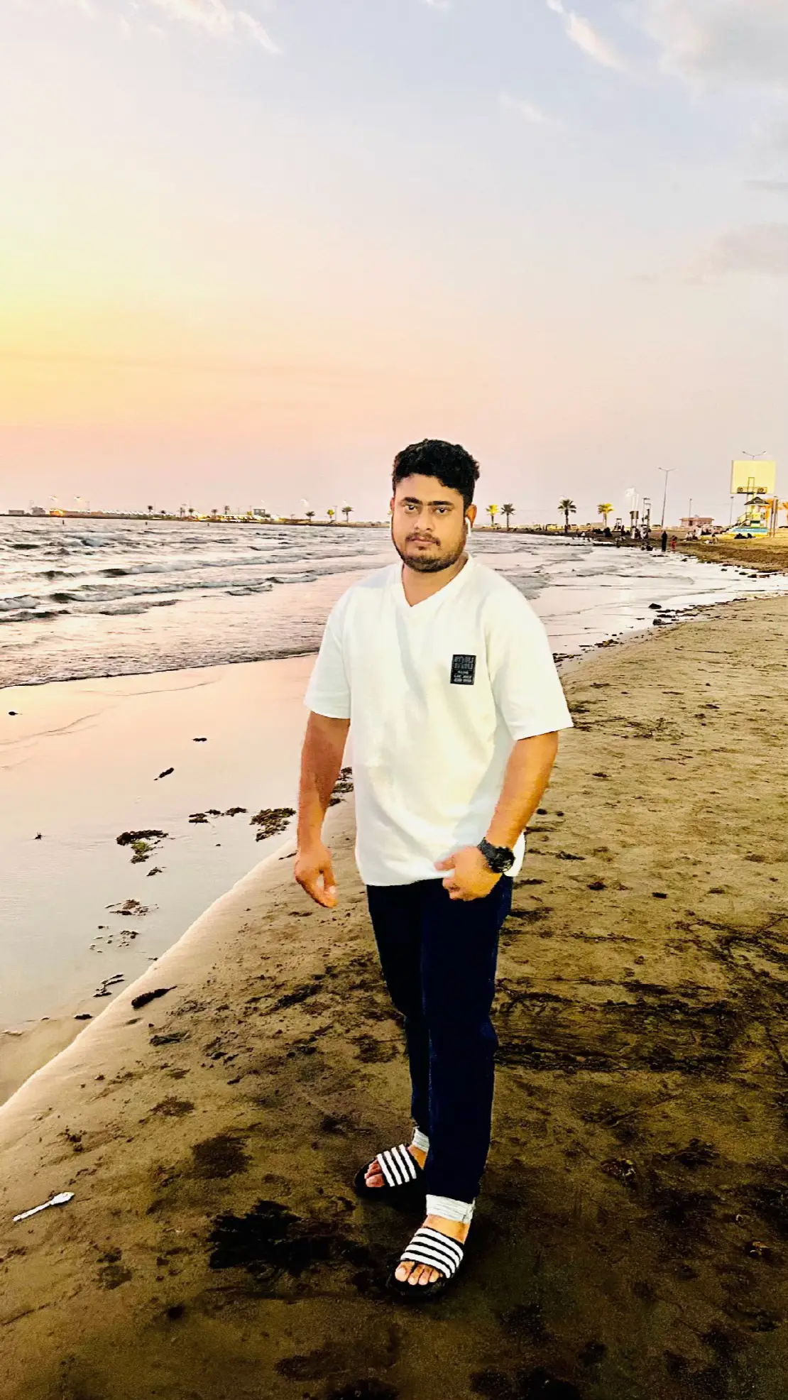যে মানুষটা আপনার জন্য পাগল, হুট করে একদিন তার সব পাগলামো থেমে যাবে। আপনাকে ছাড়া এক মূহুর্ত থাকতে না পারা মানুষটা, আপনি চলে গেলেই টুপ করে মরে যাবে না! একদিন ঠিক সেও একলা থাকা শিখে নিবে! পৃথিবীর মানুষগুলো হঠাৎ বদলায়, সাথে বদলে যায় কিছু অনুভূতি। আজ যে মানুষটাকে আপনি সস্তা ভেবে অবহেলা করছেন, একের পর এক ভালোবাসার প্রতিশ্রুতি ভেঙে দিয়ে মুখ লুকিয়ে হাসছেন আপনার প্রতিটা যন্ত্রণা যাকে ঘুমোতে দেয় না, সেই মানুষটা একদিন খুব নিষ্ঠুরভাবে আপনাকে ভুলে যাবে। সেদিন আপনি টের পাবেন 