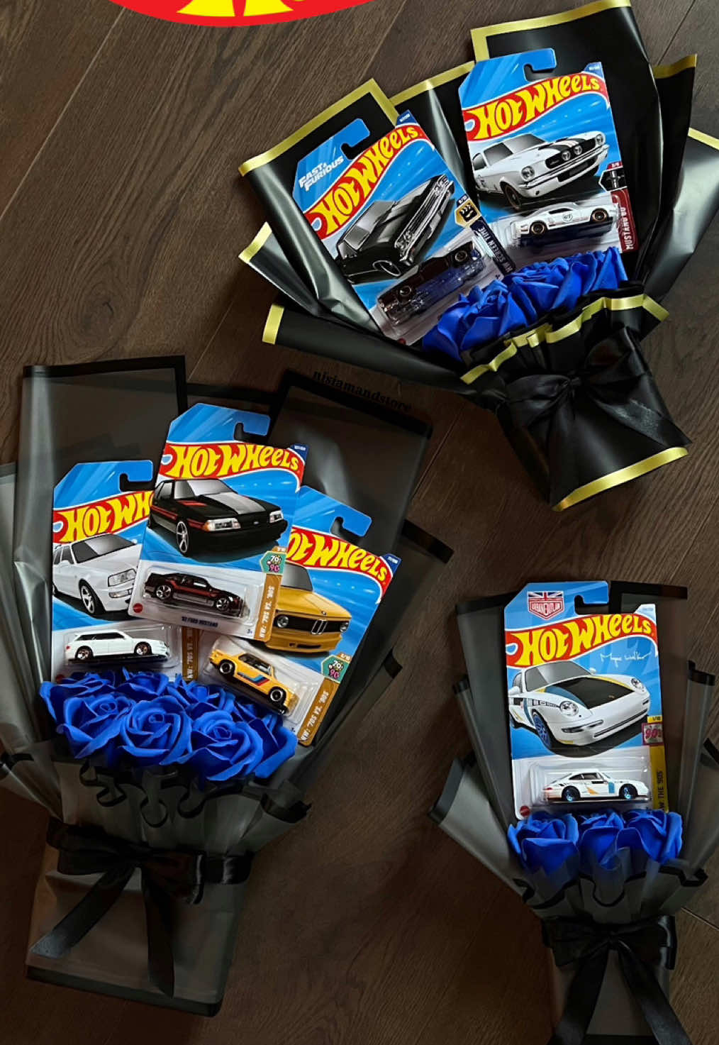 Ramos para el Día del Hot Wheels 30 de septiembre y Día del novio 03 de octubre 💙 Sorprende con un regalo diferente y único: ¡nuestros Ramos Hot Wheels! Una combinación perfecta de autitos coleccionables y flores que encantan a cualquiera. Opciones disponibles: • 1 autito + 3 flores → $8.000 • 2 autitos + 5 flores → $14.000 • 3 autitos + 7 flores → $20.000 Puedes agregar un globo de corazón con frase por solo $1.000 adicional Autos y colores de flores a elección Para reservar tu ramo se solicita un abono del 50% del valor total. Por privado se envían imágenes de los modelos de autos disponibles para elegir. (Los autos son reales de marca, no de fantasía.) 📲 Además, en nuestro Instagram @nisiamandstore avisamos cada vez que llegan modelos nuevos. 📍 Entregas en Algarrobo, V región.  #hotwheels #hotwheelscollections #ramos #novios #ramohotwheels 