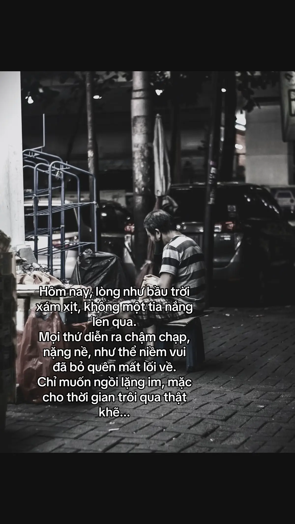 Hôm nay, lòng như bầu trời xám xịt, không một tia nắng len qua. Mọi thứ diễn ra chậm chạp, nặng nề, như thể niềm vui đã bỏ quên mất lối về. Chỉ muốn ngồi lặng im, mặc cho thời gian trôi qua thật khẽ...#xh #tamtrang #ducahhhh8386 