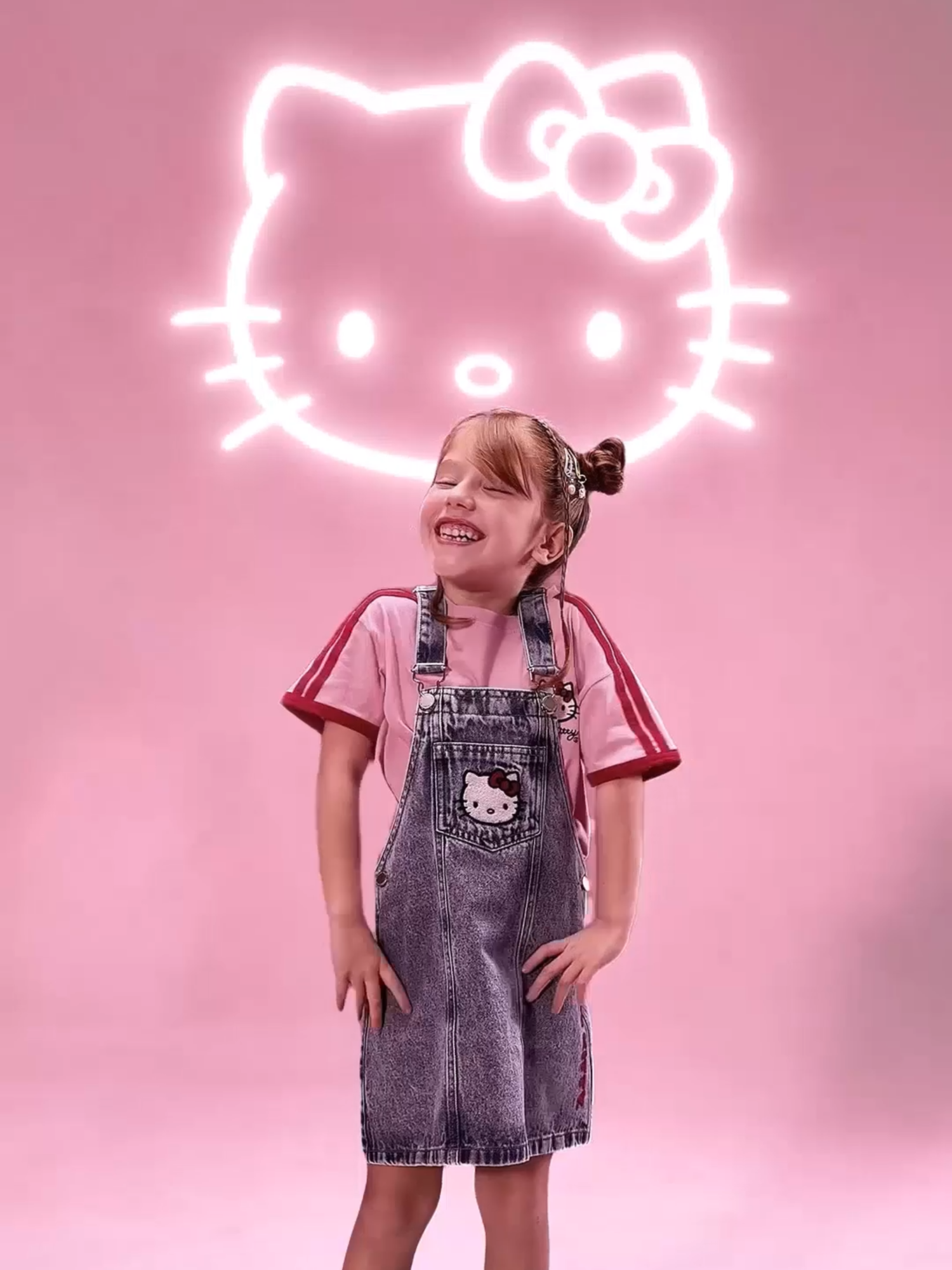 Lookinho de diva perfeito é assim: jeans da Hello Kitty, camiseta comfy, tênis Bossa rosa e muita diversão envolvida 💗🎀✨ #DiaDasCriancasCeA #FashionTok #TikTokFashion #Moda