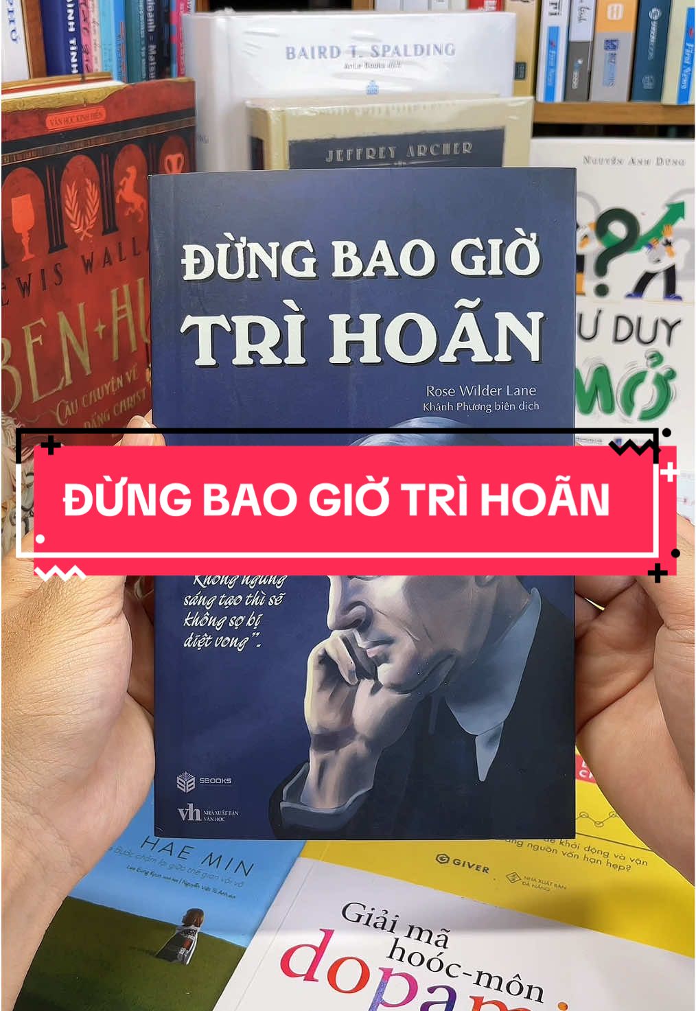 Đừng Bao Giờ Trì Hoãn – Bí quyết thành công từ huyền thoại Henry Ford Bạn có biết? Henry Ford – cha đẻ của ngành công nghiệp ô tô hiện đại – chỉ cần một nguyên tắc vàng để vươn lên thay đổi cả thế giới: “Đừng bao giờ trì hoãn”.  Cuốn sách này sẽ chỉ ra vì sao hành động ngay lập tức chính là chìa khóa biến ý tưởng thành thành công, biến ước mơ thành hiện thực. Thông qua những triết lý giản dị mà sắc bén, Henry Ford truyền cảm hứng để bạn thoát khỏi thói quen chần chừ, vượt qua sợ hãi và làm chủ tương lai của chính mình. Nếu bạn đang cần một cuốn sách đánh thức sự quyết tâm, giúp bạn dám bắt đầu ngay hôm nay thay vì ngày mai – thì đây chính là lựa chọn tuyệt vời. Hãy sở hữu ngay cuốn sách này để ngừng trì hoãn và bắt đầu hành động!#tiemsachbinhyen #BookTok #thehevuonminh #kynguyenvuonminh #hangvietvuonminh 