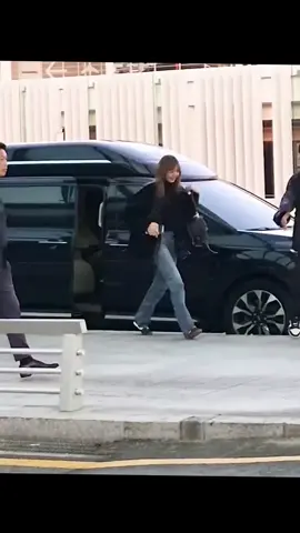 lisa 🛫🗼🇫🇷 BLACKPINK #LISA #블랙핑크 #리사  #뛰어 #paratii 
