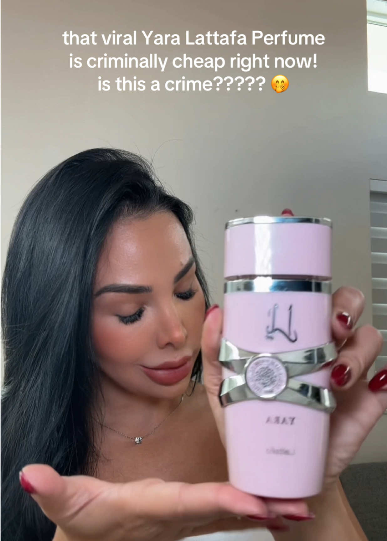Yara lataffa perfume smells soooo good #yaralattafa #perfume #perfumetiktok #yaraperfume #tiktokshopcreatorpicks 