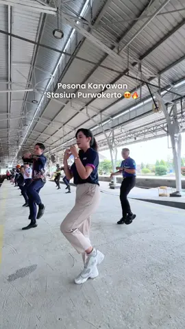 Kapan lagi liat karyawan Stasiun Purwokerto joget2 kaya gini 😄 #StasiunPurwokerto