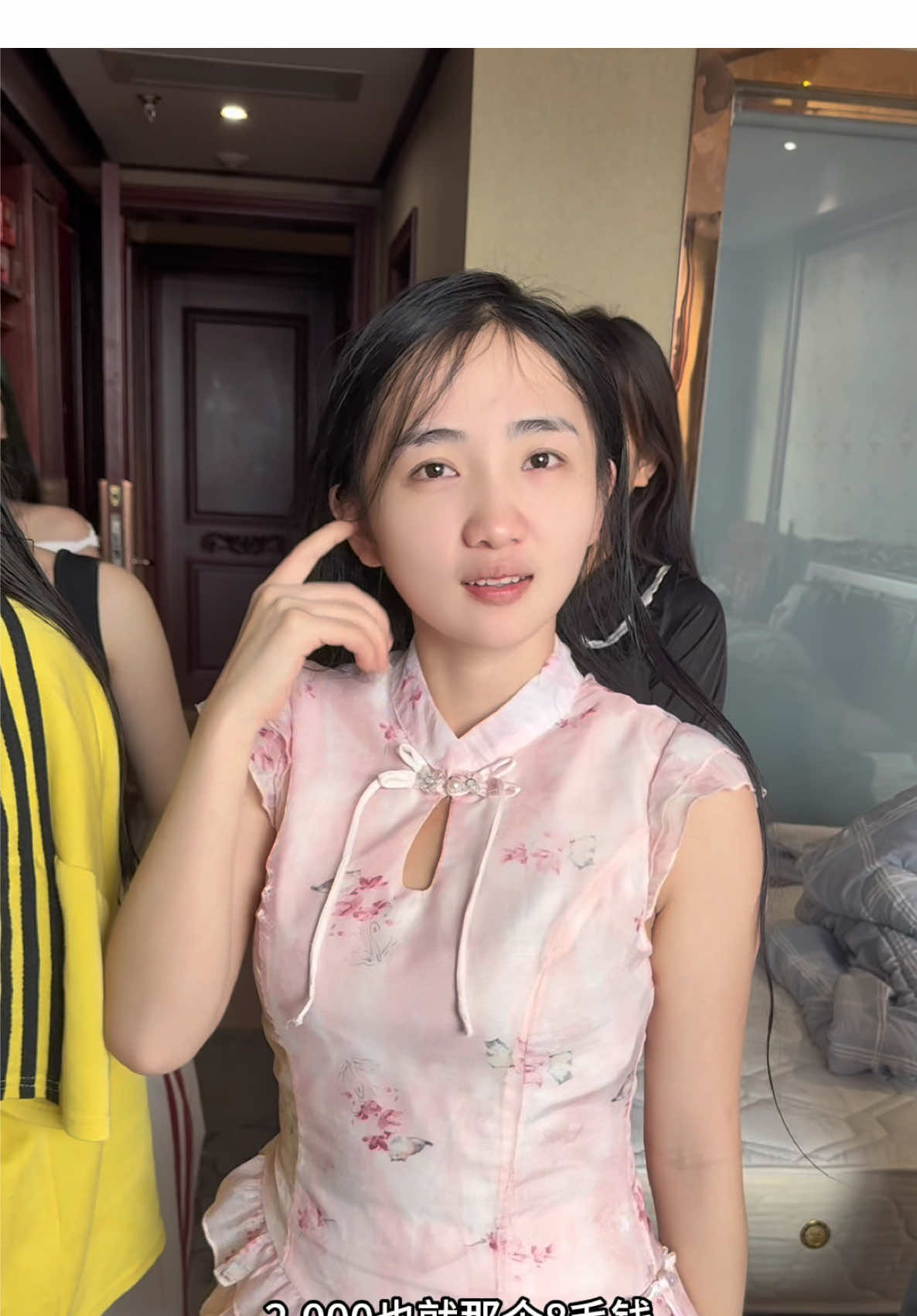 给女孩们发工资，她们是外国人在中国工作#tiktok #china #台灣 #fyp #美女 