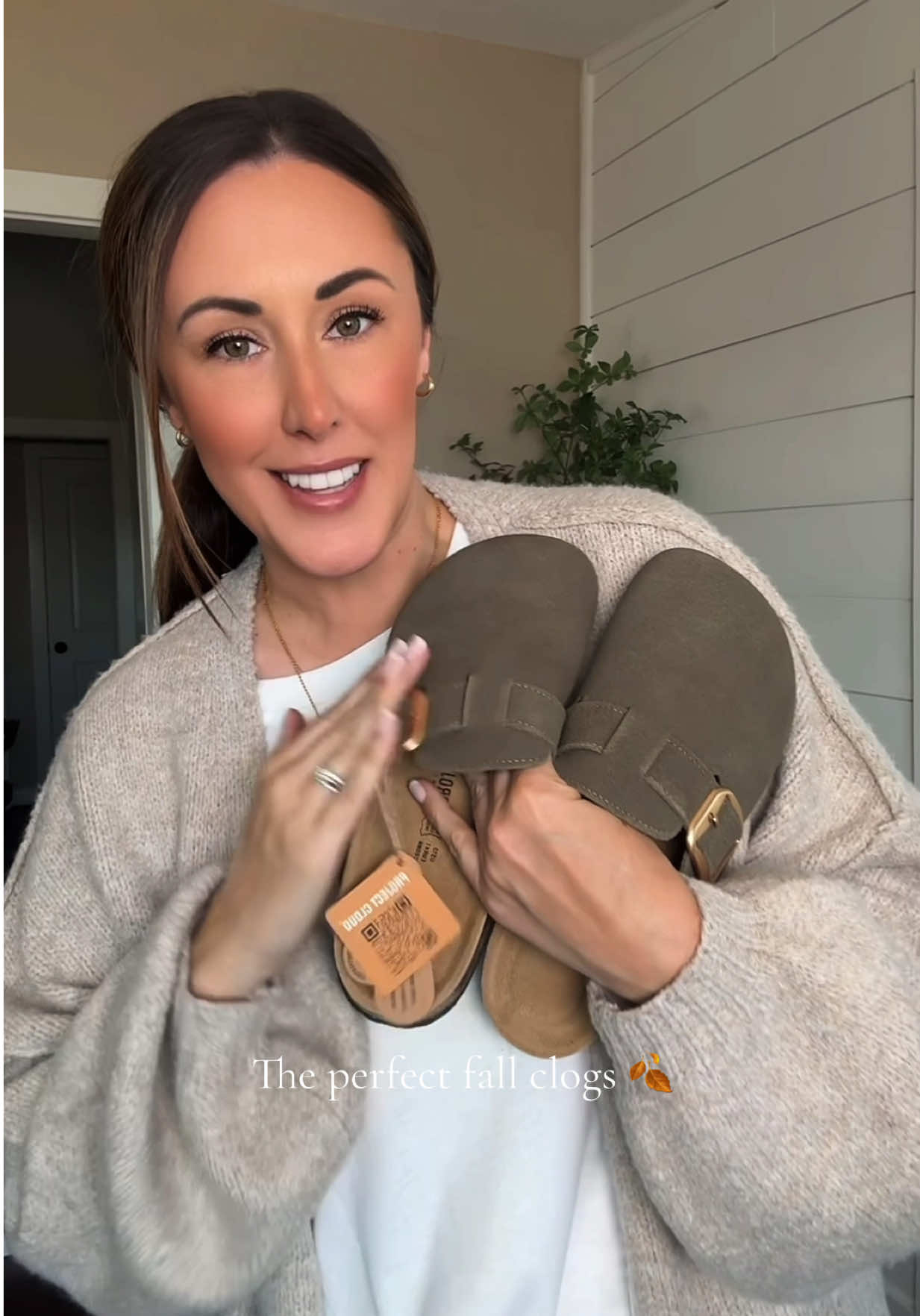 The actual perfect fall clogs — I’m obsessed. They are true to size. I’m usually inbetween a 10 and 10.5 and I got a 10 and they’re perfect!  #fallshoes #clogs #clogshoes #projectcloud #fallfashion 