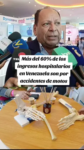 Los accidentes de motocicleta se han convertido en un grave problema de salud pública en Venezuela, según alertó el Dr. Reny Cárdenas, presidente de la Sociedad Venezolana de Cirugía Ortopédica y Traumatología. Señaló que más del 60% de los ingresos hospitalarios en el país están relacionados con este tipo de incidentes, saturando los servicios de traumatología.  “Las motos se han convertido en un medio de transporte donde familias enteras, de tres o cuatro personas, viajan juntas, a menudo bajo los efectos del alcohol o realizando maniobras peligrosas, lo que genera accidentes que abarrotan nuestros hospitales”.  El especialista explicó que los traumatismos severos derivados de estos accidentes requieren material de osteosíntesis y prótesis, lo que representa un costo significativo tanto para el Estado como para las familias, quienes muchas veces deben conseguir los recursos por su cuenta.  “Los servicios de traumatología en el sistema público no tienen la capacidad de respuesta ante un volumen tan excesivo de pacientes. A pesar de que en los hospitales tratamos de dar lo mejor, la cantidad de casos sobrepasa nuestras expectativas, y muchos de estos accidentes son producto de la irresponsabilidad de los propios conductores”, añadió Cárdenas.  Estas declaraciones fueron emitidas en el marco del Sexagésimo Primer Congreso de Cirugía Ortopédica y Traumatología, celebrado en la isla de Margarita, un evento que reunió a más de mil médicos especializados, incluyendo 132 invitados nacionales y 32 internacionales.  El congreso, que abarcó las 13 subespecialidades de esta rama médica, presentó los últimos avances tecnológicos en traumatología, consolidándose como un espacio clave para la actualización profesional y el intercambio de conocimientos.  El Dr. Fernando Bonmati, secretario general de la Sociedad de Cirugía Traumatológica, expresó su satisfacción por la alta participación en el evento y agradeció el apoyo de los organismos que hicieron posible su realización.  Nueva Esparta se posiciona como un referente en traumatología, contando con médicos altamente calificados, prótesis, materiales de osteosíntesis y equipos de última generación.