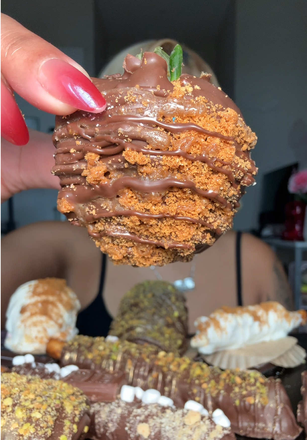 Trying different desserts 😍 chocolate covered strawberries, Dubai rice crispy, chocolate covered pretzels (location: Fort Lauderdale, FL) #dessert #foodreview #dubaichocolate #mukbang #eating 