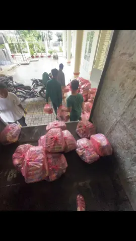 Các em bé chuẩn bị lãnh quà Trung Thu chưa taaa
