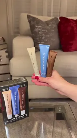 The gorgeous new holiday trio is so pretty love the new shades toasted marshmallow and hot cocoa @Summer Fridays #fyp #summerfridays #summerfridayslipbalm #lipbutterbalm #holidayset 
