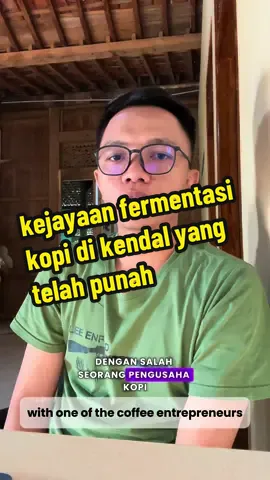 Pada masa Hindia Belanda, Kendal dikenal sebagai salah satu wilayah penghasil kopi yang cukup diminati pasar. Salah satu keunggulan kopi Kendal terletak pada proses fermentasi yang dilakukan secara teliti oleh para pengolah setempat. Fermentasi ini bukan sekadar tahapan teknis, melainkan bagian dari pengetahuan lokal yang diwariskan dan menghasilkan cita rasa khas. Sayangnya, budaya fermentasi kopi tersebut kini dapat dikatakan punah, meski kebun kopi di Kendal masih banyak dijumpai. Hilangnya tradisi fermentasi ini menunjukkan bagaimana pengetahuan lokal bisa terkikis oleh perubahan sistem produksi dan regulasi kolonial. Dalam arsip surat kabar berbahasa Jawa pada masa kolonial juga tercatat praktik bernama serem peteng, yakni pengolahan tebu secara diam-diam menjadi cairan manis, arak, atau gula tanpa izin resmi. Aktivitas ini dianggap ilegal karena merugikan pabrik gula kolonial dan pelakunya dapat dipidana. Dari sini muncul dugaan bahwa fermentasi kopi pun menghadapi situasi serupa: praktik yang dilakukan di luar pabrik atau jalur resmi bisa dianggap melanggar aturan. Dengan demikian, fermentasi kopi yang dilakukan secara mandiri oleh pekerja atau petani mungkin juga masuk ke dalam kategori aktivitas ilegal pada masa itu. Kisah punahnya fermentasi kopi di Kendal memperlihatkan bagaimana kolonialisme tidak hanya menguasai tanah dan hasil panen, tetapi juga mengendalikan cara masyarakat mengolahnya. Ironisnya, ketika dunia kopi modern kini kembali merayakan fermentasi sebagai tren, Kendal justru kehilangan jejak budayanya sendiri. Mengingat kembali sejarah ini penting, agar warisan pengetahuan lokal tidak sekadar menjadi catatan masa lalu, tetapi bisa menjadi inspirasi bagi kebangkitan kopi Kendal di masa depan.