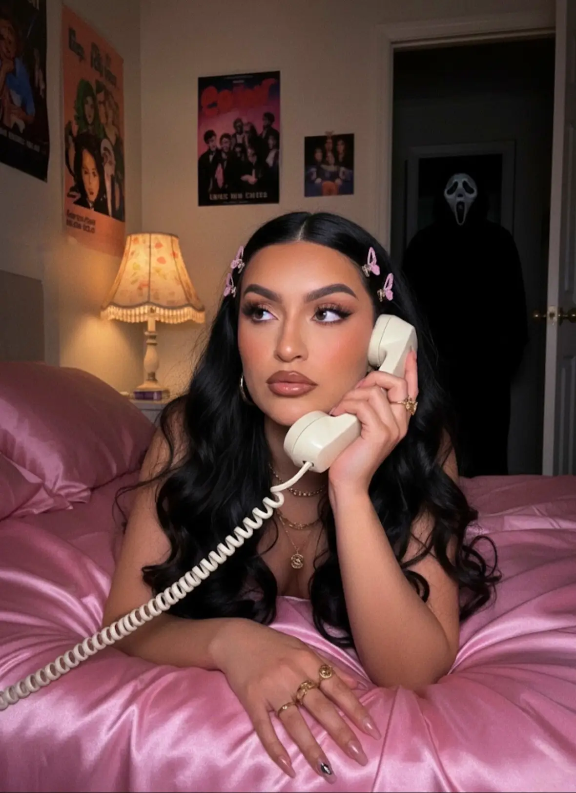 💖 The text/ copy & paste in Google Gemini AI 💖 a dreamy Y2K-style portrait of a young woman lying on shiny pink satin bedding, holding a large 90s-style corded phone, in a thoughtful, daydreaming pose blowing a pink bubble gum. She has long black hair in loose curls with pink butterfly hair clips on each side. She wears delicate gold jewelry, including layered necklaces and chunky rings. Soft. The room is girly with pastel posters, string lights, and plushies. In the background, a dim hallway with ghost face holding a pink knife, giving a mysterious late-90s horror vibe without showing any copyrighted characters. Soft, dreamy pink lighting, grainy 90s film aesthetic, slightly desaturated, cozy yet mysterious atmosphere. ••••• IB my girl @Alma Rivera 💖 •••••• #ghostface #halloween #scream #googlegeminiai #fy 