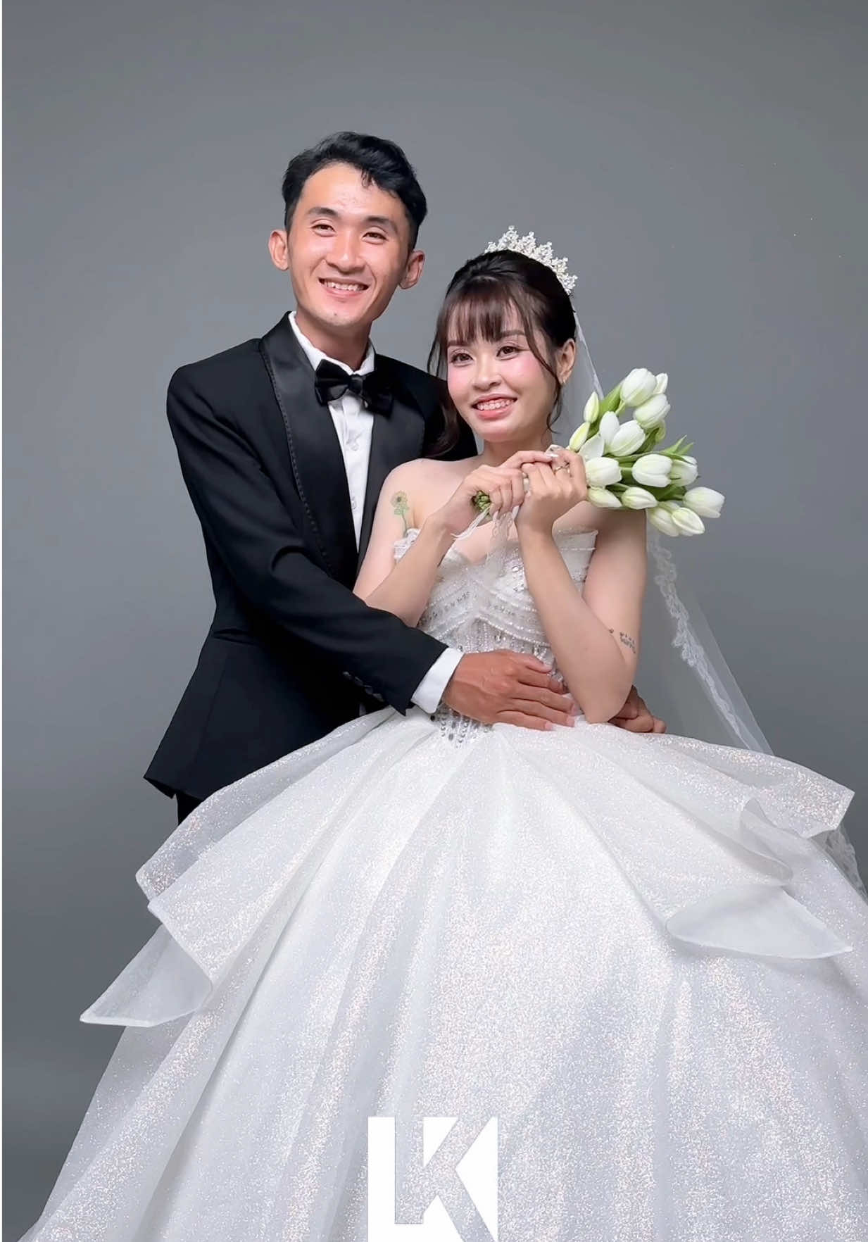 💍✨ 𝐇𝐚̀𝐧𝐡 𝐭𝐫𝐢̀𝐧𝐡 𝐭𝐢̀𝐧𝐡 𝐲𝐞̂𝐮 𝐛𝐚̆́𝐭 đ𝐚̂̀𝐮 𝐭𝐮̛̀ 𝐧𝐡𝐮̛̃𝐧𝐠 𝐤𝐡𝐨𝐚̉𝐧𝐡 𝐤𝐡𝐚̆́𝐜 𝐠𝐢𝐚̉𝐧 𝐝𝐢̣ 𝐦𝐚̀ 𝐭𝐫𝐨̣𝐧 𝐯𝐞̣𝐧 ✨💍 Từng ánh mắt trao nhau, từng nụ cười rạng rỡ trong bộ vest thanh lịch và chiếc váy cưới lộng lẫy, tất cả đều ghi dấu một ngày đặc biệt – ngày đôi bạn chính thức cùng nhau viết nên lời hẹn ước. 📸 𝐋𝐊 𝐖𝐄𝐃𝐃𝐈𝐍𝐆 hân hạnh lưu giữ những khoảnh khắc sang trọng, tinh khôi và đong đầy cảm xúc ấy. 👉 Nếu bạn cũng muốn có một album cưới vừa hiện đại, vừa đậm chất lãng mạn, hãy để 𝐋𝐊 𝐖𝐄𝐃𝐃𝐈𝐍𝐆 đồng hành cùng bạn!  #LKwedding #albumcuoi #weddingconcept #prewedding