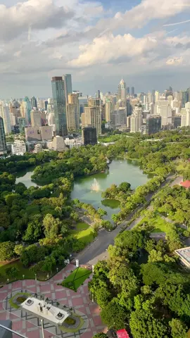 Can your office do this? 👀 🏙️🌿Lumpini + skyline combo—give it a score! ⬇️ Rate this view from @dusitcentralpark overlooking Lumpini Park: 1–10 Follow @bangkok.rooftops for more incredible views of Bangkok! #BangkokRooftops #DusitCentralPark #LumpiniPark #skylinebangkok 