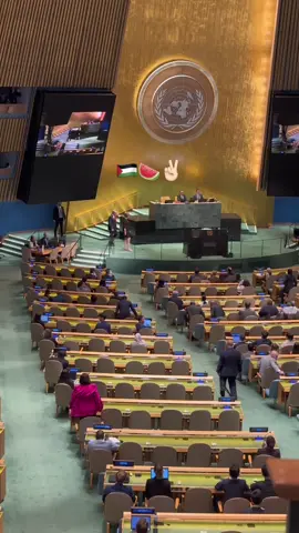 RESPECT! untuk para utusan Diplomat Dunia yang hadir di sidang PBB kemarin yang dimana mereka juga duduk demi membela negara Palestina. Inilah momen memalukan bagi Netanyahu ketika mayoritas delegasi di Majelis Umum Perserikatan Bangsa-Bangsa memutuskan untuk meninggalkan ruang sidang ketika giliran Netanyahu berbicara. mereka yang walk out sangatlah beruntung, karena tidak perlu mendengarkan ucapan Netanyahu yang berkata: 