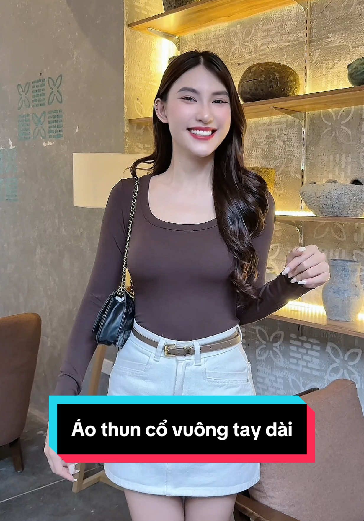 Áo tông xoẹt tông với quán cafe #aothun #aothuncovuong #aohottrend #aothundaitay #thoitrangnu 